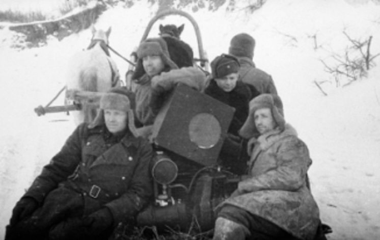 Политработники-агитаторы 120-й стрелковой дивизии едут на передовую. Сталинград. 1942 г. 