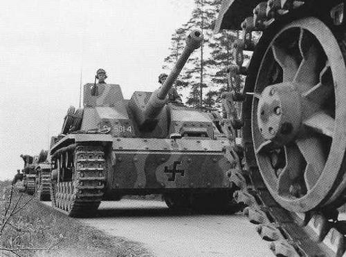 Штурмовые орудия «StuGs» двигаются на фронт. 4 июня 1944 г.