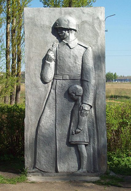 Скульптуры воинов на мемориале. 