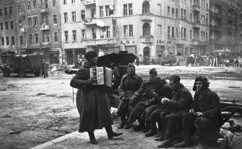 Советские солдаты с гармонью на одной из улиц Берлина.