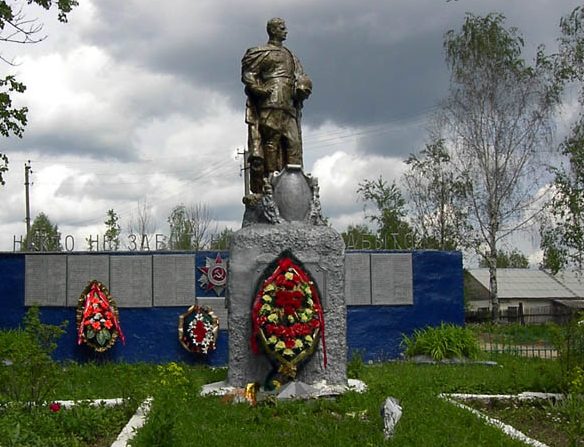 д. Капыревщина Ярцевского р-на. Памятник, установленный на братской могиле, в которой похоронено 1430 советских воинов.