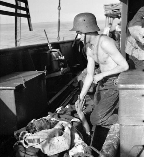 Раненный финский моряк на канонерской лодке Уусимаа. 23 июня 1944 г.