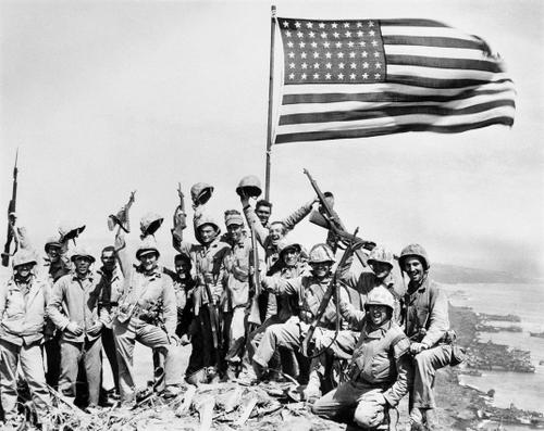 Морские пехотинцы позируют на вершине горы Сурибачи на острове Иводзима. 23 февраля 1945 г.