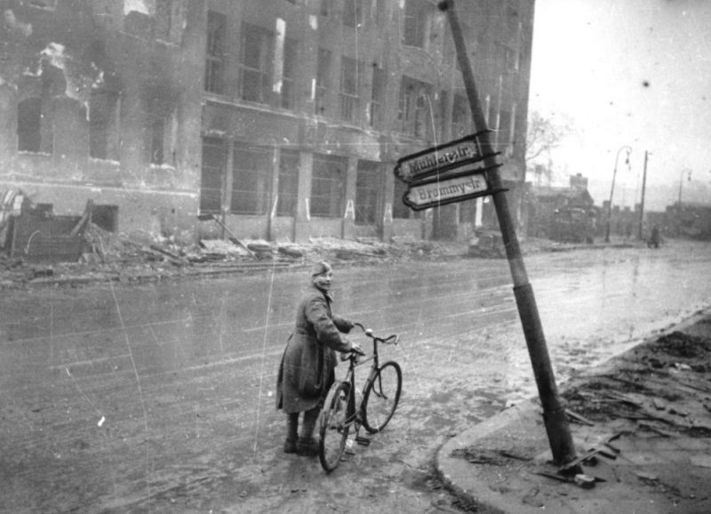 Красноармеец с трофейным велосипедом в Берлине. 1945 г.