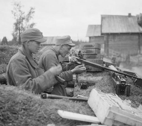 Финские солдаты в обороне у села Куйттинен. 25 июня 1944 г.