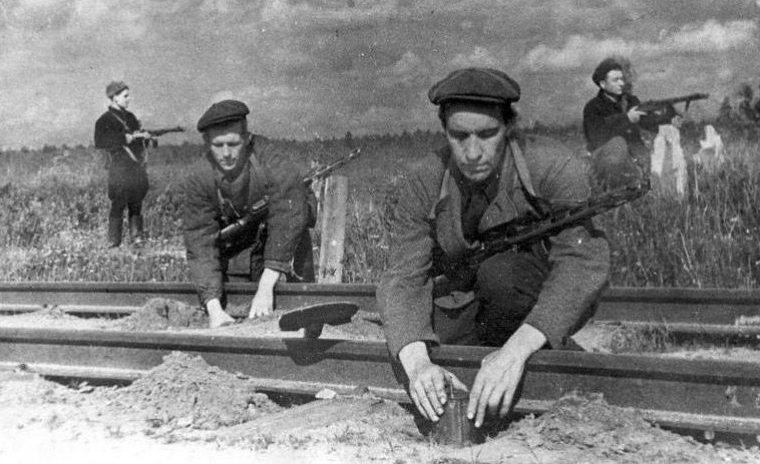 Партизаны готовят к подрыву участок железной дороги. 1943 г. 