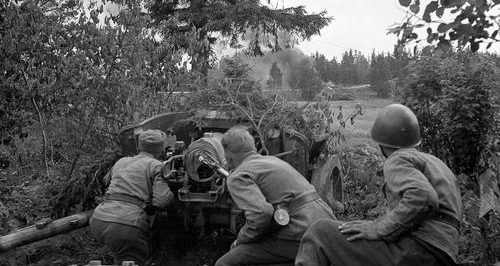 Расчет противотанкового орудия у Тали-Ихантала. 30 июня 1944 г.