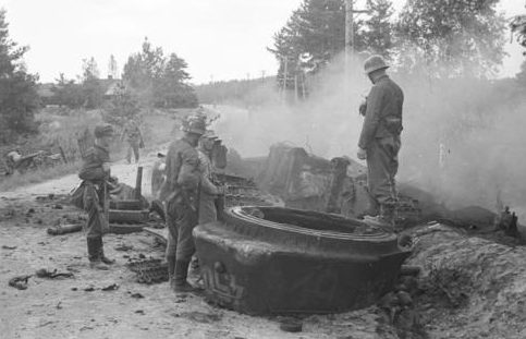 Финские солдаты у разрушенного танка Т-34 во время битвы при Тали-Ихантала. 30 июня 1944 г. 