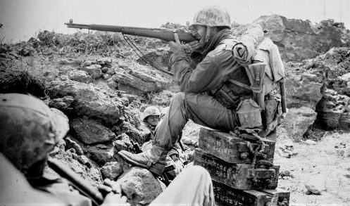 Снайпер морской пехоты на острове Иводзима. 12 марта 1945 г.