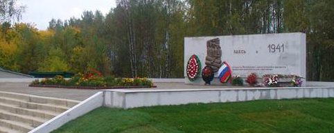 Сафоновский р-н. Памятник студентам МЭИ, установленный в 2010 году с надписью: «Здесь, в 1941 году строили оборонительные укрепления студенты Московского энергетического института». 