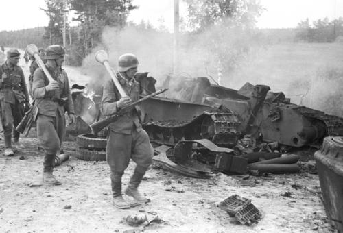 Финские солдаты у разрушенного танка Т-34 во время битвы при Тали-Ихантала. 30 июня 1944 г. 
