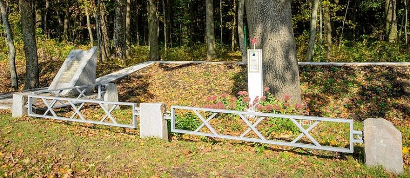 п. Диканька. Николаевский лес Памятный знак 4-му гвардейскому минометному полку на месте наблюдательного пункта, откуда 25 сентября 1941 г. был дан залп «Катюши» по немецким захватчикам.