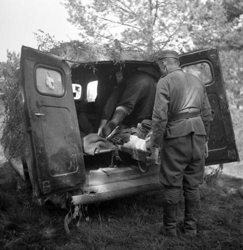 Раненный у Салми, загружается в машину скорой помощи. 3 июля 1944 г.