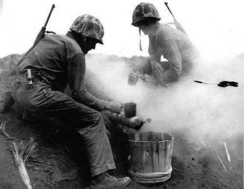 Обед морских пехотинцев на острове Иводзима. 15 марта 1945 г.