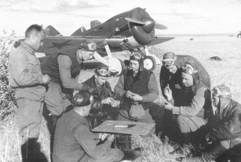 Советские летчики в минуты отдыха.
