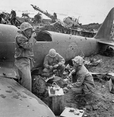 Обед морских пехотинцев на острове Иводзима. 15 марта 1945 г.