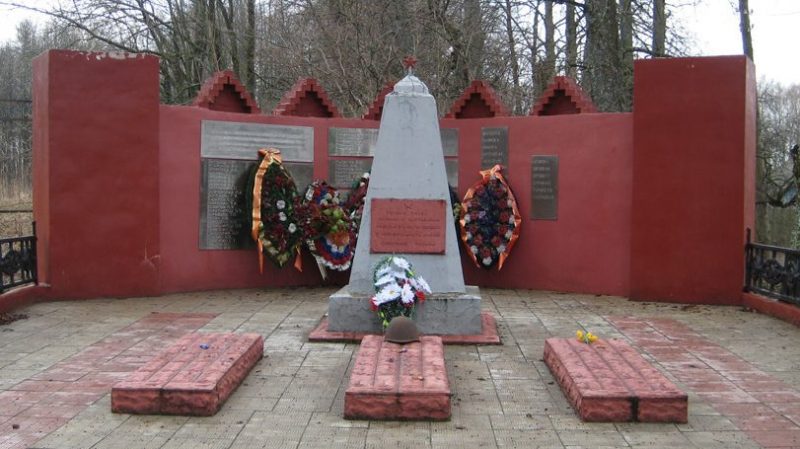 д. Богдановщина Сафоновского р-на. Мемориал, установленный на братской могиле, в которой похоронено 108 советских воинов.