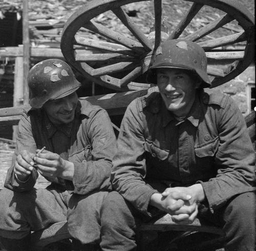 Пехотинцы отдыхают на ферме в Ихантале. 11 июля 1944 г. 