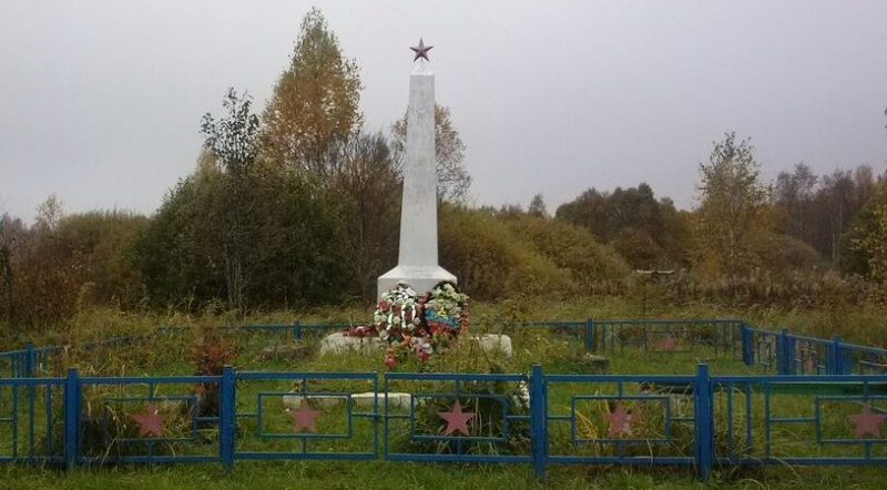 д. Булычево Сафоновского р-на. Братская могила советских воинов, погибших в годы войны.