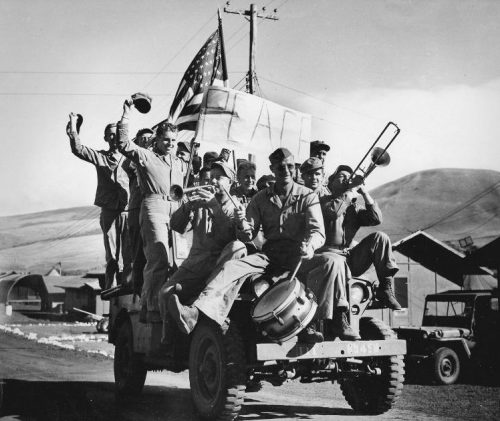 Морские пехотинцы 5-й дивизии празднуют капитуляцию Японии на Иводзиме. Сентябрь 1945 г.