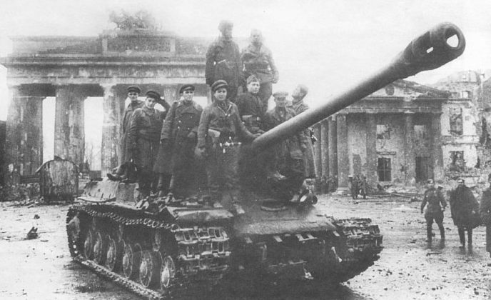 Танк ИС-2 у Бранденбургских ворот. Май, 1945 г. 
