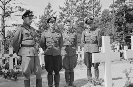 Финские летчики-истребители на кладбище. 13 июля 1944 г.