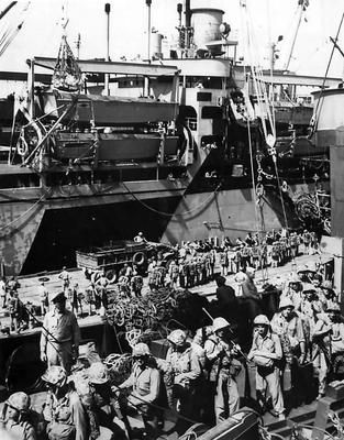 Американские морские пехотинцы собираются на военно-транспортный корабль, направляющийся в Окинаву. 1945 г.