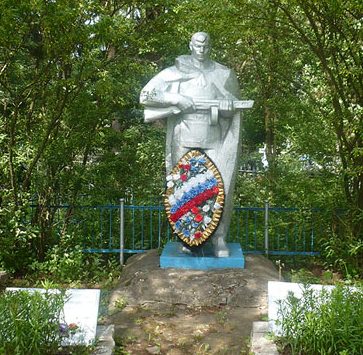 д. Репино Ярцевского р-на. Памятник, установленный на братской могиле, в которой похоронено 352 советских воинов, погибших в боях с фашистскими захватчиками.