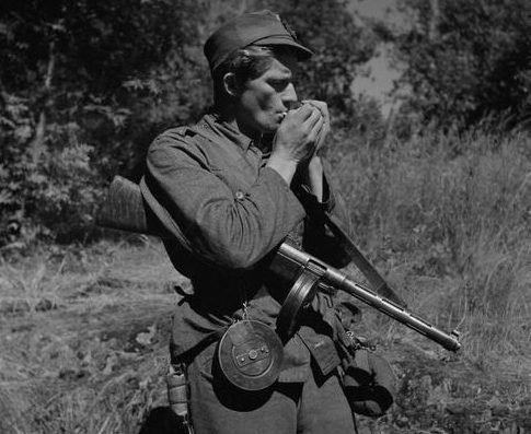 Солдат после боя. Харлу, 26 июля 1944 г. 