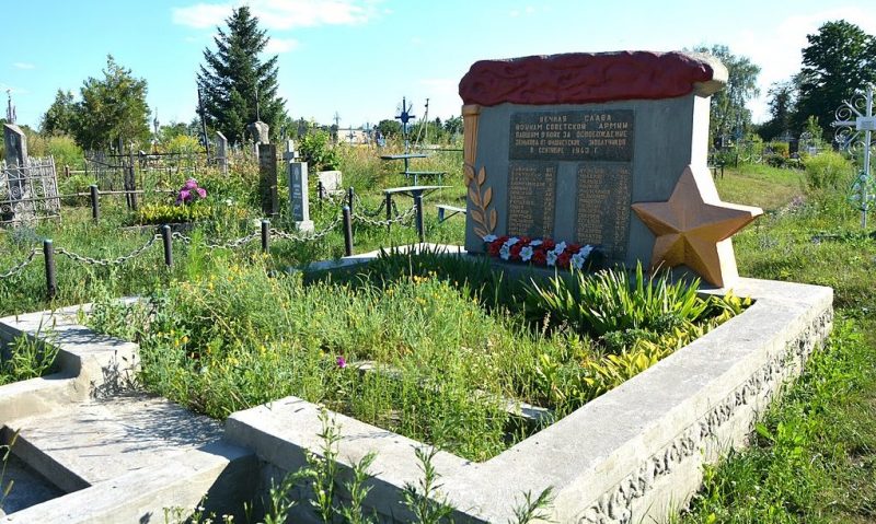 г. Зеньков. Братская могила советских воинов, погибших при обороне города.