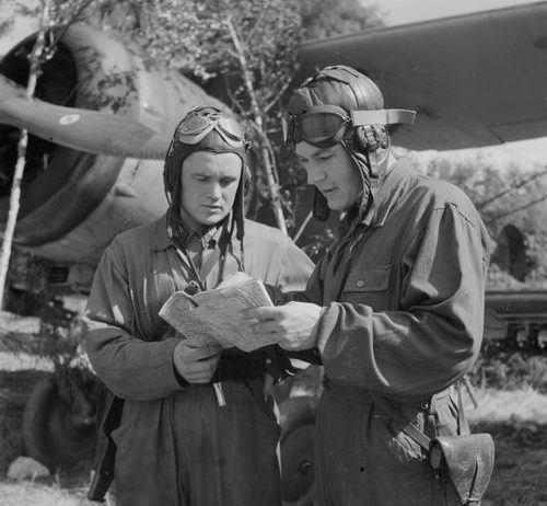 Пилот и наблюдатель перед вылетом. 29 июля 1944 г. 