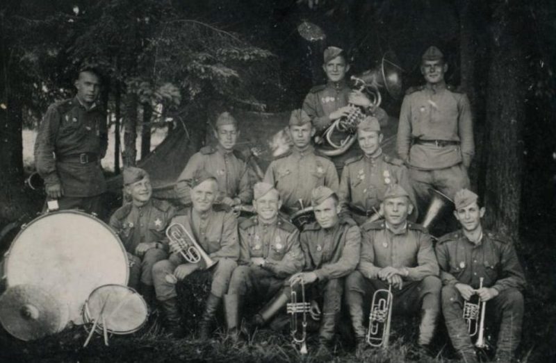 Полковой оркестр на отдыхе. На границе Чехословакии с Венгрией. Июль 1945 г.