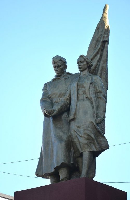 г. Зеньков. Памятник, установленный в 1958 году павшим комсомольцам-землякам, погибшим в годы войны.