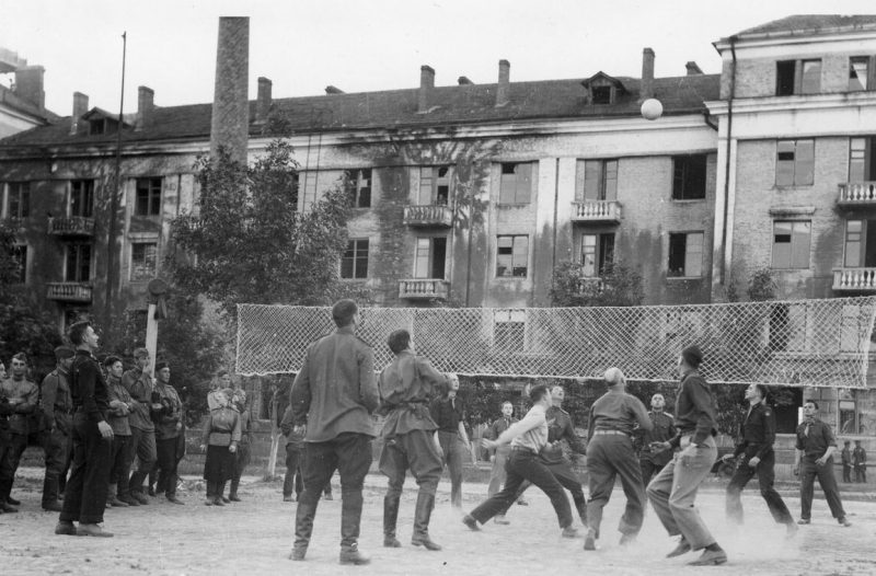 Советские и американские военнослужащие играют в волейбол. Полтава, 1944 г.