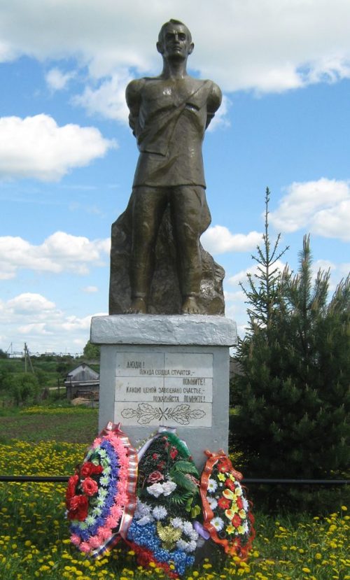 п. Дурово Сафоновского р-на. Памятник, установленный в 1995 году погибшим военнопленным в годы войны.