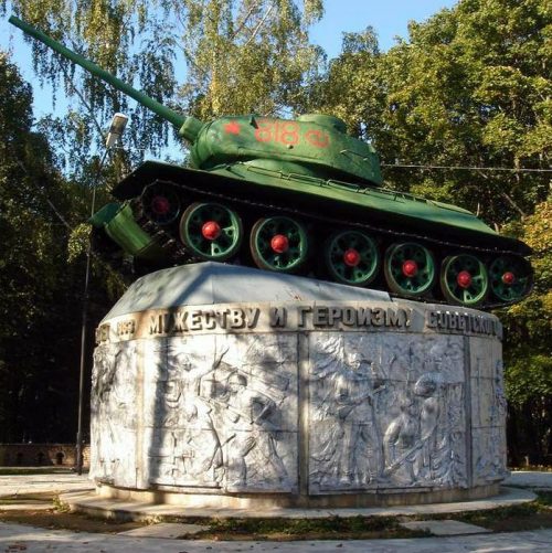 г. Ярцево. Памятник-танк Т-34, установленный в 1983 году на площади Победы.