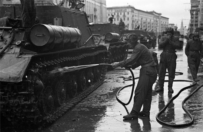 Член экипажа моет ходовую часть САУ ИСУ-122 перед началом Парада Победы в Москве на Тверской улице. 24 июня 1945 г.