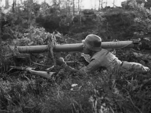 Финский солдат с панцершреком в Ихантале. Июль 1944 г.