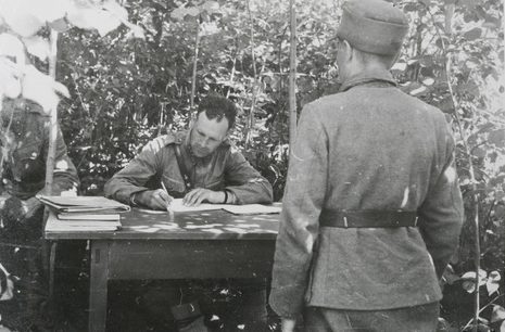 Солдат перед полевым судом 15-й бригады. Июль 1944 г.