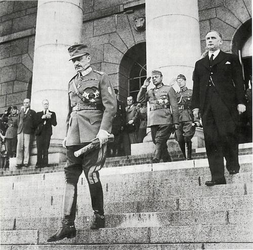 Маршал К.Г. Маннергейм у здания парламента после избрания президентом Финляндии. Хельсинки, 4 августа 1944 г.