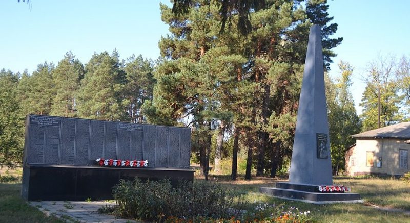 с. Шиловка Зиньковского р-на. Памятник, установленный в 1957 году в честь земляков, погибшим в годы войны.