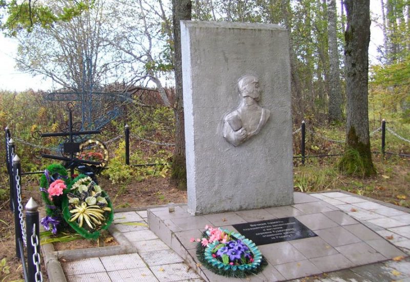 д. Курдюмово Сафоновского р-на. Памятник на могиле начальника штаба 8 десантной бригады Н.И. Сагайдачного.