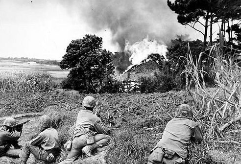 Морпехи выкуривают снайпера на Окинаве. Апрель 1945 г.