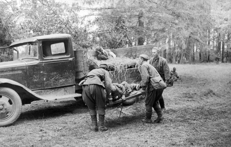 Выгрузка раненых на батальонном пункте первой помощи.
