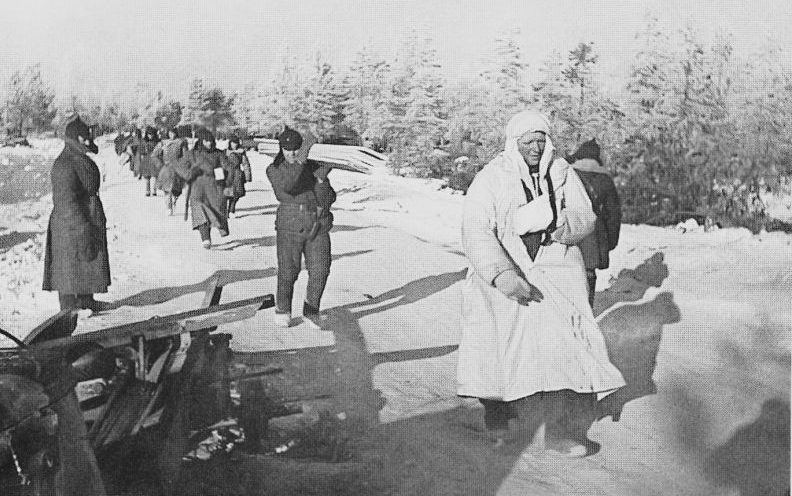 Раненый красноармеец идет в тыл в районе станции Кямяря. 1940 г. 