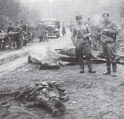 Финские офицеры на месте боя. 1944 г. 