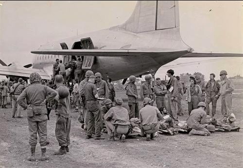 Эвакуация раненных морских пехотинцев с Окинавы. Апрель 1945 г.