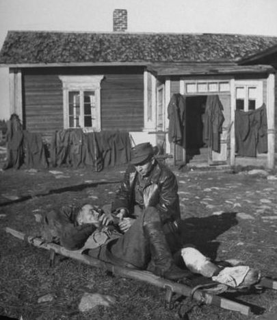 Финский военный врач осматривает раненого. Октябрь 1944 г.