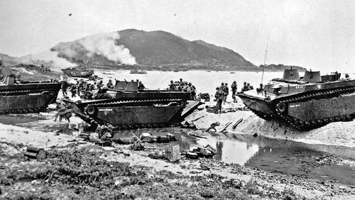Морские пехотинцы и LVT на берегу небольшого острова Ихейя Джима, в нескольких милях к северу от Окинавы. 16 июля 1945 г.