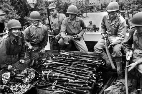 Японские мечи, оставленные офицерами военно-морской базы Курихара после сдачи их оккупационным американским войскам. Сентябрь 1945 г. 